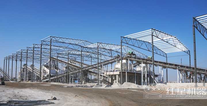 時產800噸生產現場，多臺設備同時作業